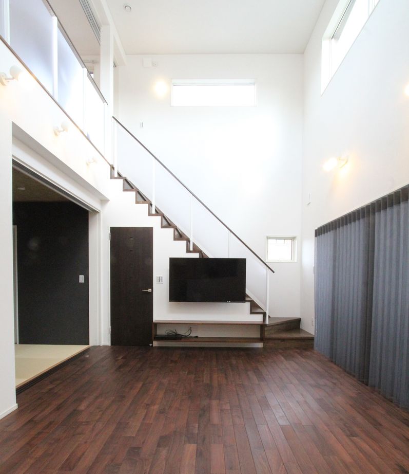 デキノヤホーム 【2,000万円台前半/高岡市/2LDK+フリールーム/36.9坪】 大きな吹抜けのあるオシャレな家の建築実例画像1