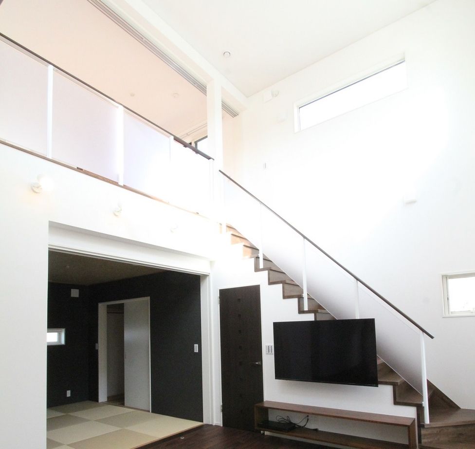 デキノヤホーム 【2,000万円台前半/高岡市/2LDK+フリールーム/36.9坪】 大きな吹抜けのあるオシャレな家の建築実例画像2