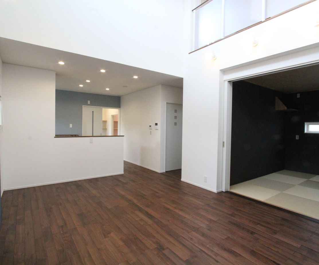 デキノヤホーム 【2,000万円台前半/高岡市/2LDK+フリールーム/36.9坪】 大きな吹抜けのあるオシャレな家の建築実例画像4