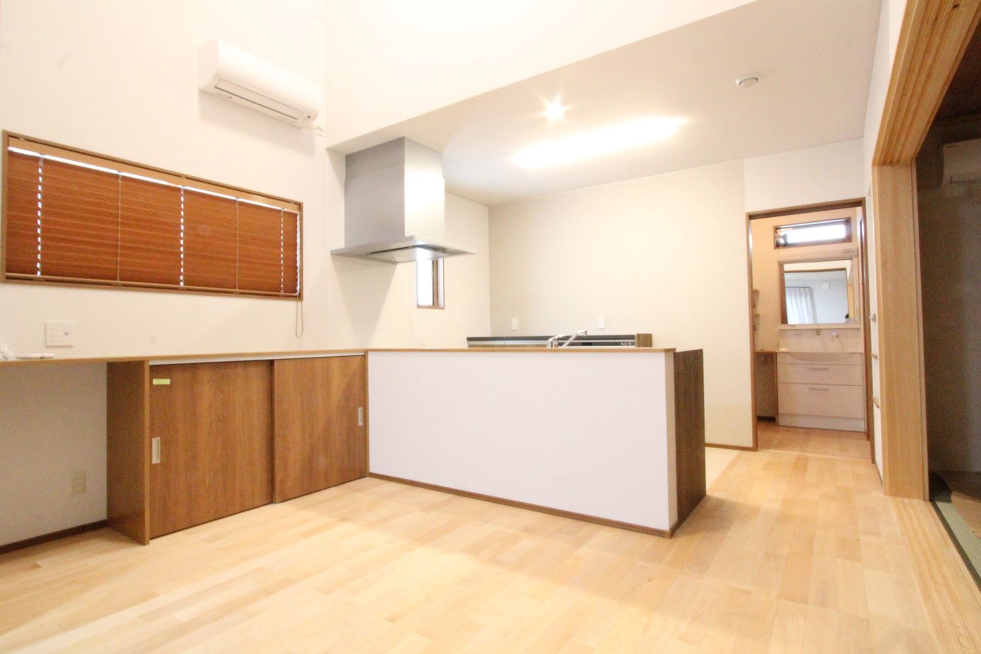 デキノヤホーム 【高岡市/31.9坪/２LDK+インナーガレージ/平屋】　インナーガレージのある勾配天井の平屋の家の建築実例画像2