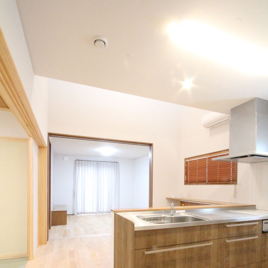 デキノヤホーム 【高岡市/31.9坪/２LDK+インナーガレージ/平屋】　インナーガレージのある勾配天井の平屋の家の建築実例画像3