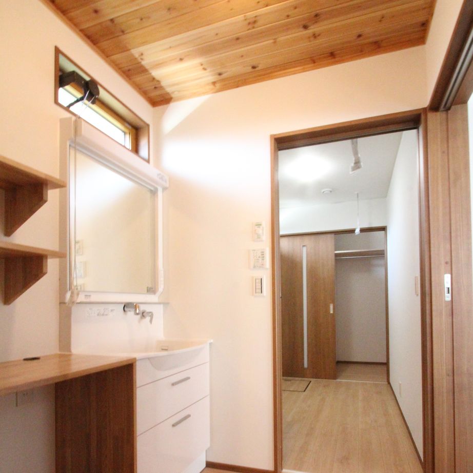 デキノヤホーム 【高岡市/31.9坪/２LDK+インナーガレージ/平屋】　インナーガレージのある勾配天井の平屋の家の建築実例画像6