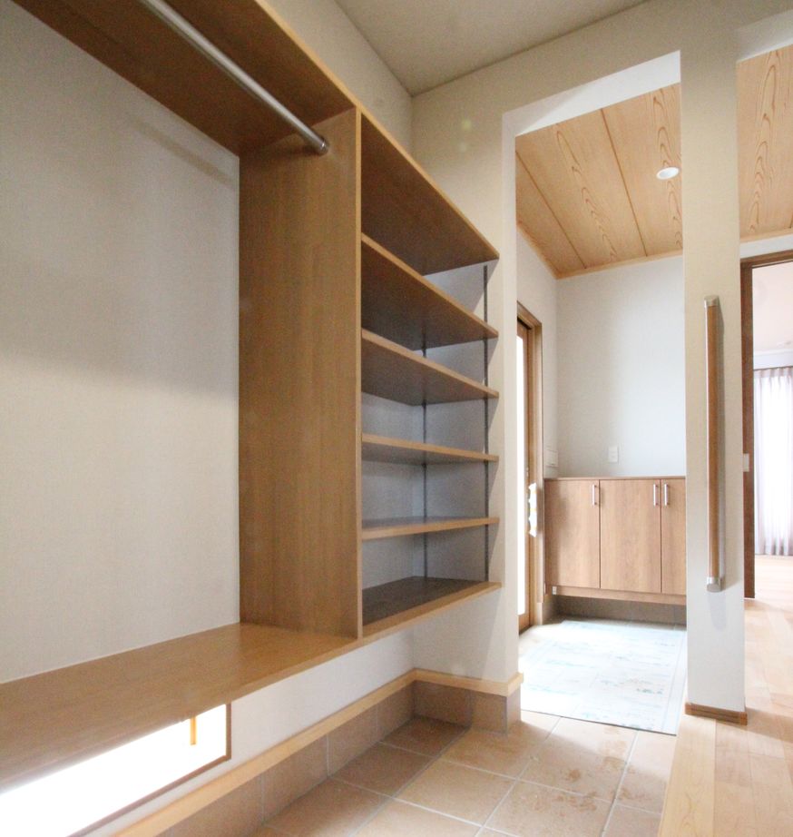 デキノヤホーム 【高岡市/31.9坪/２LDK+インナーガレージ/平屋】　インナーガレージのある勾配天井の平屋の家の建築実例画像8