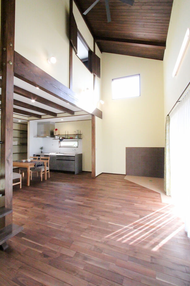 デキノヤホーム 【3LDK+インナーガレージ/吹抜け/40.4坪】 　木の心地よさを感じる家の建築実例画像2