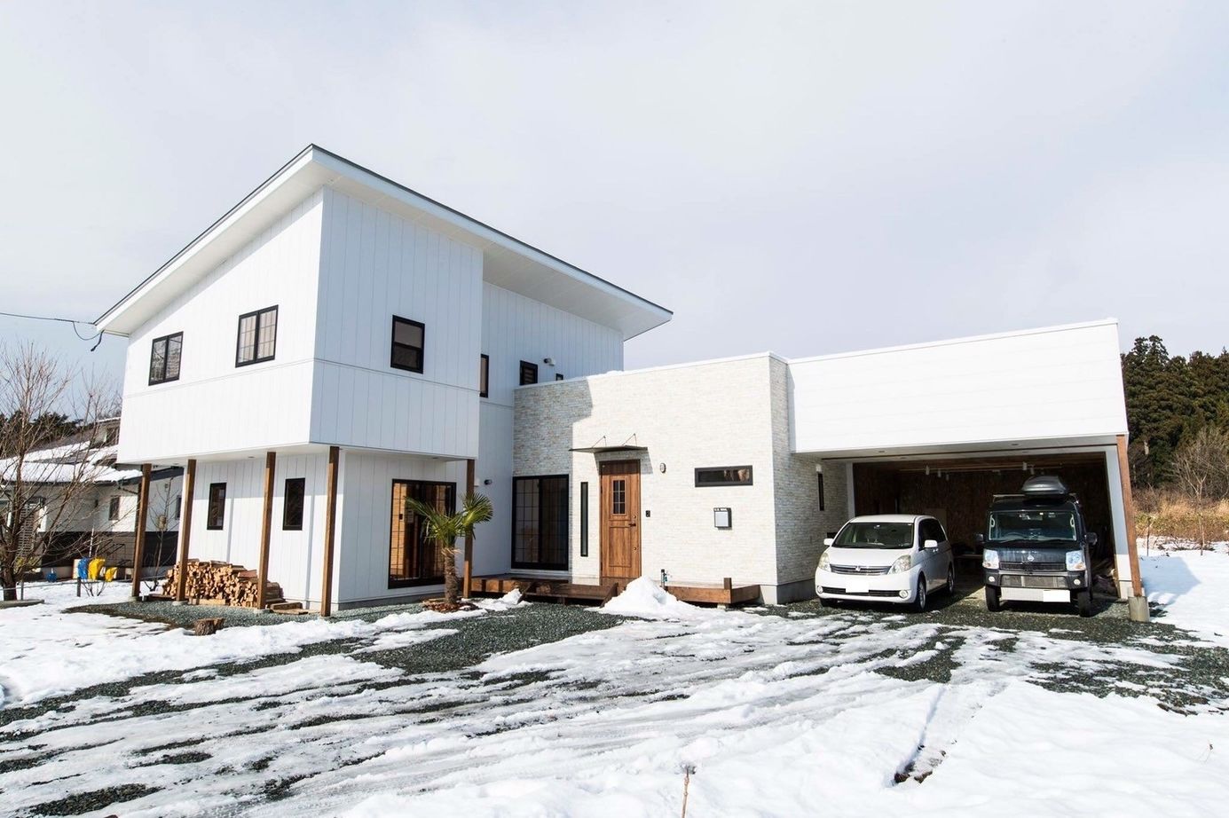 display/RIKIRYOU HOUSING 【50坪以上/薪ストーブ/ガレージ】もっと自由で快適な暮らしを。充実のアウトドアライフ！の建築実例画像2
