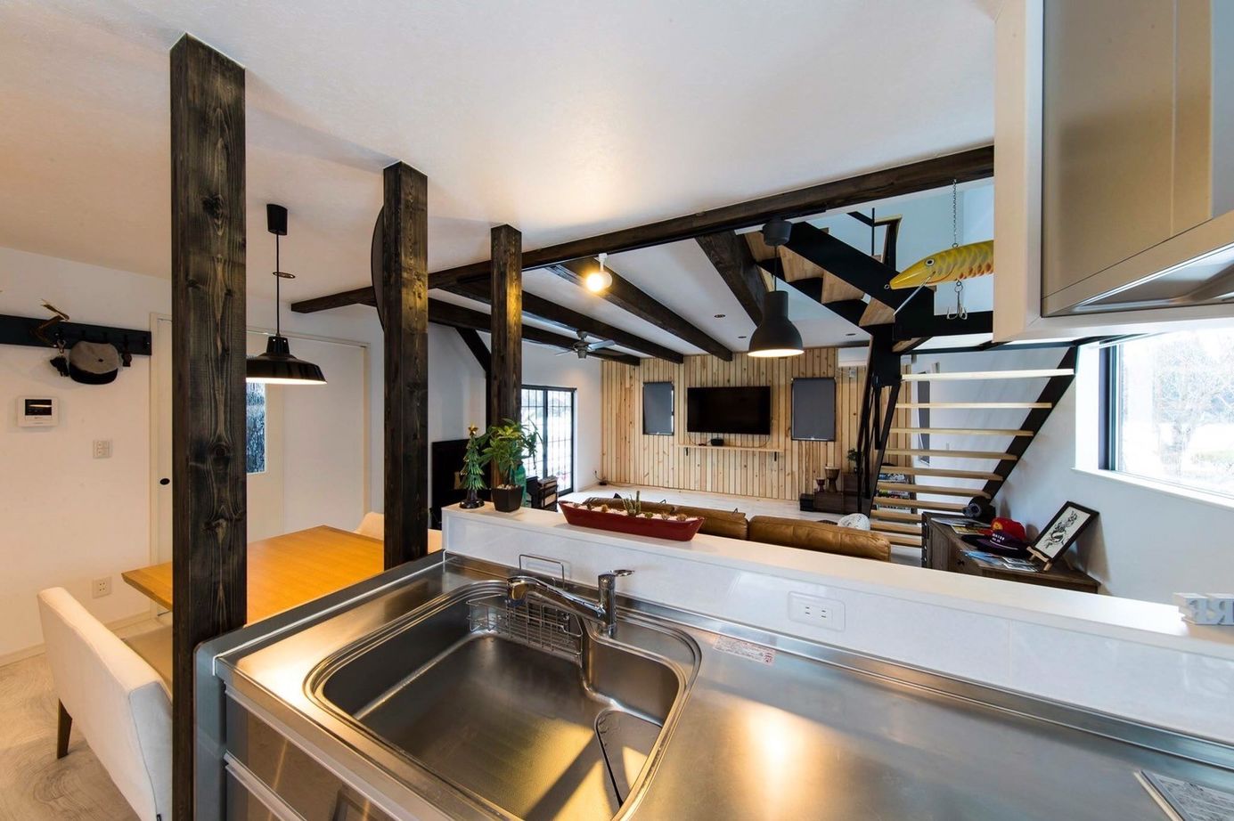 display/RIKIRYOU HOUSING 【50坪以上/薪ストーブ/ガレージ】もっと自由で快適な暮らしを。充実のアウトドアライフ！の建築実例画像4