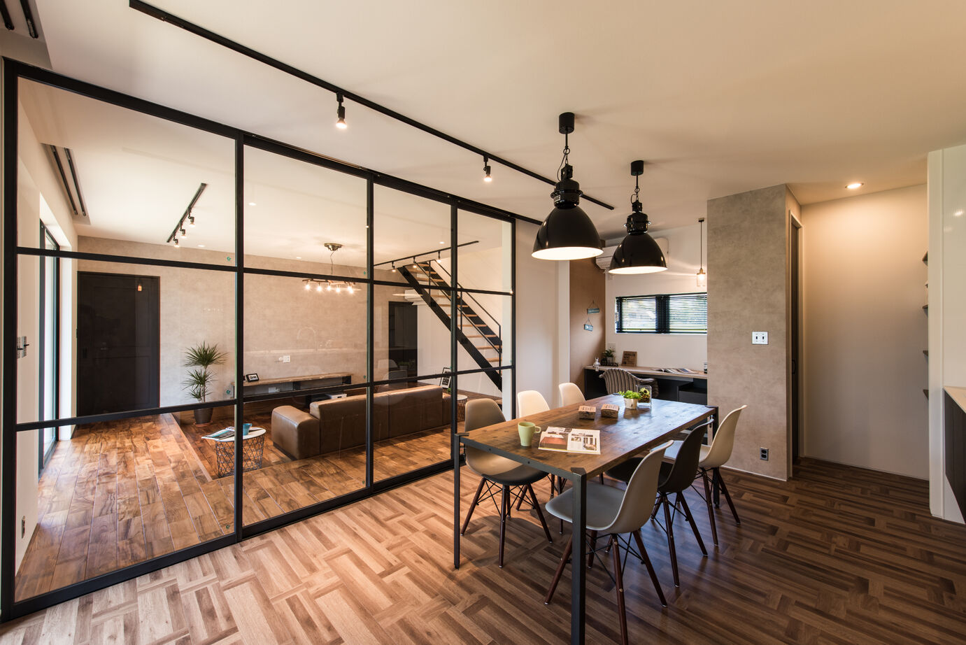 セブンハウス 黒格子が景色を切り取る、無骨で美しいブルックリンの家。の建築実例画像5