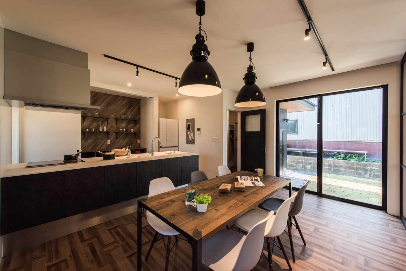 セブンハウス 黒格子が景色を切り取る、無骨で美しいブルックリンの家。の建築実例画像6