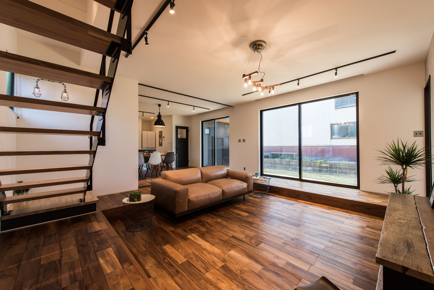 セブンハウス 黒格子が景色を切り取る、無骨で美しいブルックリンの家。の建築実例画像8