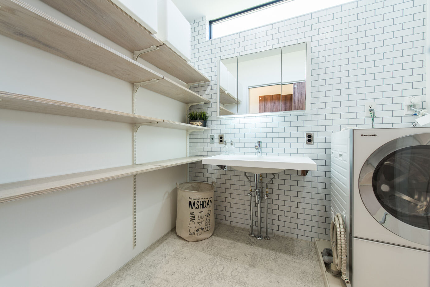 セブンハウス 黒格子が景色を切り取る、無骨で美しいブルックリンの家。の建築実例画像10