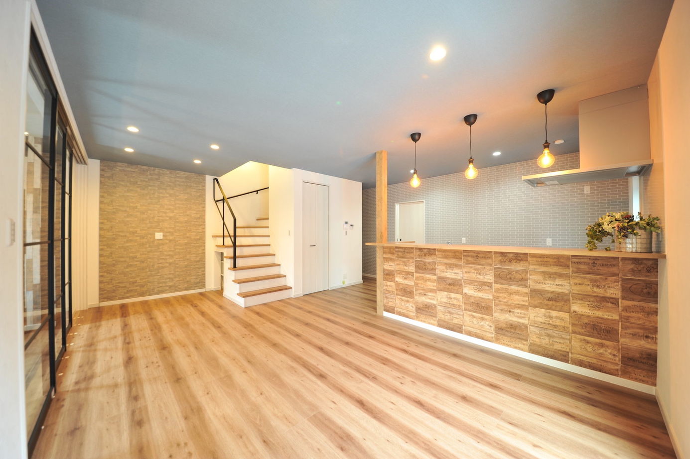 エスクリエイト　 【大阪/1000万円台/延床32坪/間取り図】ヘリンボーンにパーケット、木目がおしゃれ。広いLDKと通り土間の家の建築実例画像2