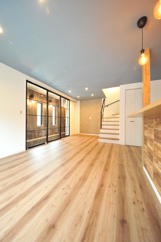 エスクリエイト　 【大阪/1000万円台/延床32坪/間取り図】ヘリンボーンにパーケット、木目がおしゃれ。広いLDKと通り土間の家の建築実例画像3