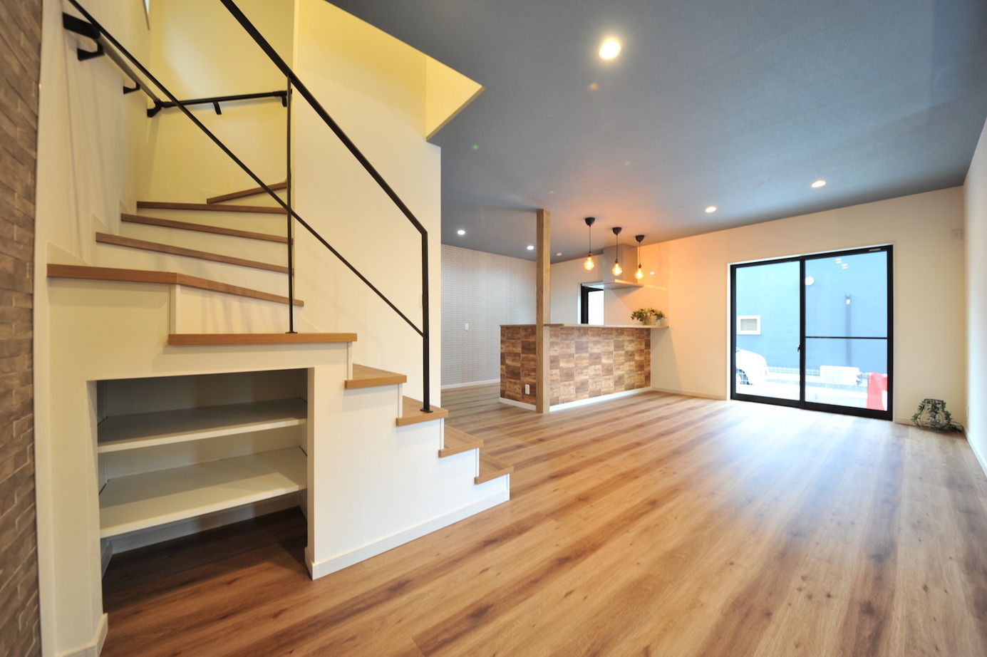 エスクリエイト　 【大阪/1000万円台/延床32坪/間取り図】ヘリンボーンにパーケット、木目がおしゃれ。広いLDKと通り土間の家の建築実例画像6