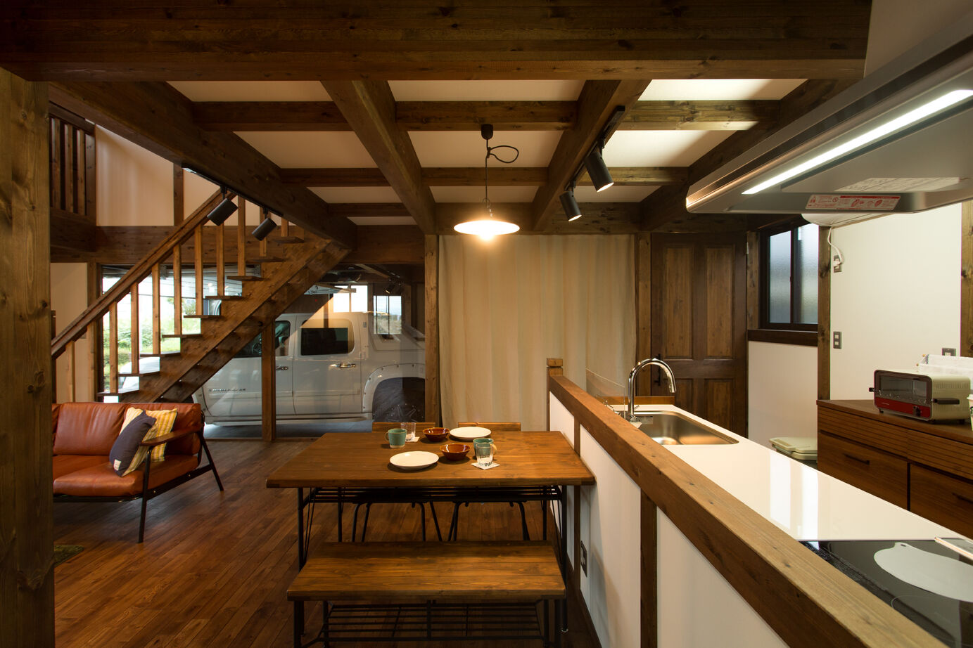 綿半林業 【2090万円/ひのき/インナーガレージ】大好きなものを詰め込んだ2人の宝箱「ガレージのある家」の建築実例画像4