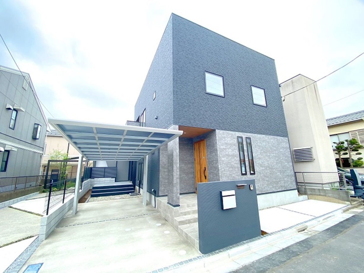 太陽ハウス 【千葉県/35坪】効率的な動線設計がポイント。キッチンを中心とした開放的な吹抜けリビングのある住まいの建築実例画像