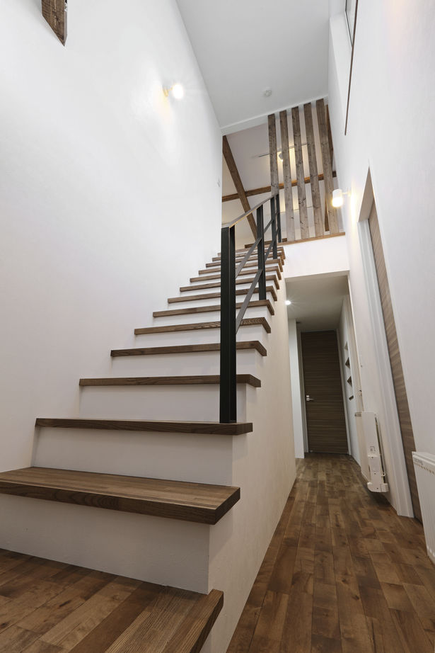 バリューホーム 【2500～3000万円】外観はクールに、室内は温もりあふれる無垢で仕上げた「愛車と暮らす」家の建築実例画像6