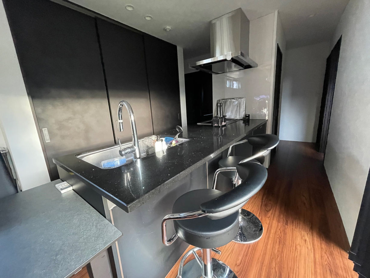 バリューホーム 【3000万円台前半／コの字型の平屋】家族が楽しく暮らせる黒を基調としたホテルライクな家の建築実例画像2