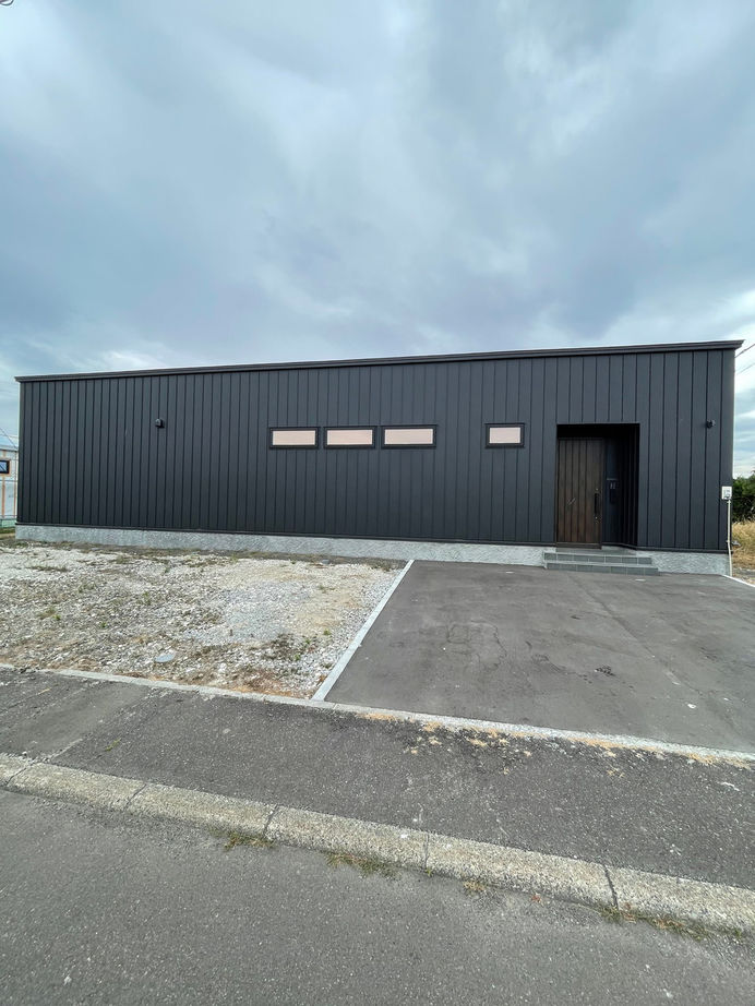 バリューホーム 【3000万円台前半／コの字型の平屋】家族が楽しく暮らせる黒を基調としたホテルライクな家の建築実例画像3