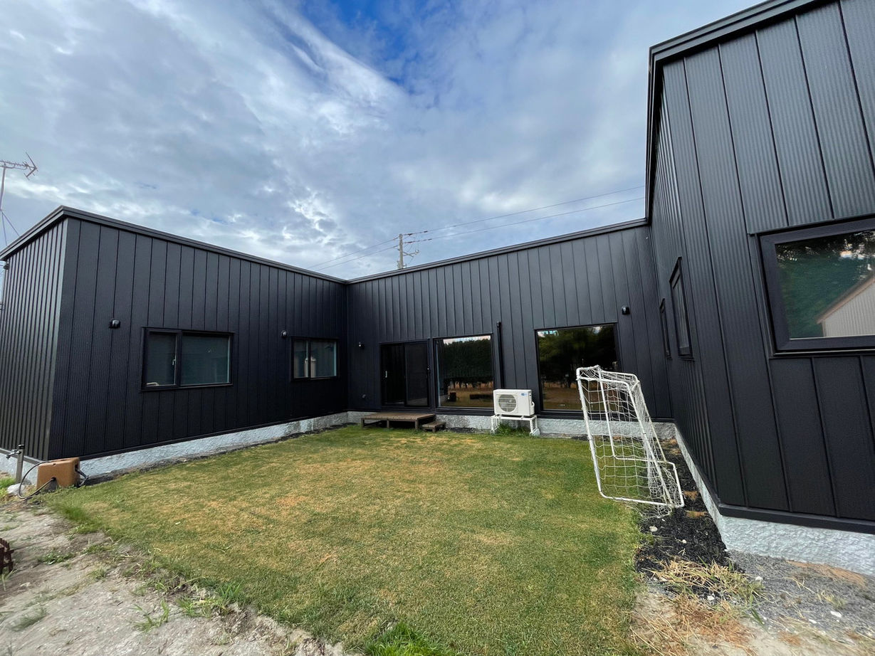 バリューホーム 【3000万円台前半／コの字型の平屋】家族が楽しく暮らせる黒を基調としたホテルライクな家の建築実例画像5