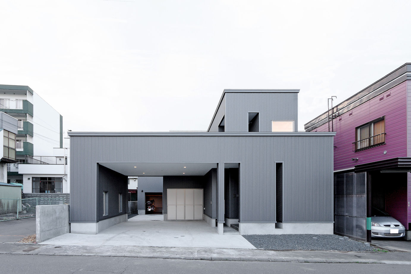 バリューホーム 【札幌市/ガレージハウス/吹き抜け】和室で趣味時間を楽しめるモダンデザインな住まいの建築実例画像