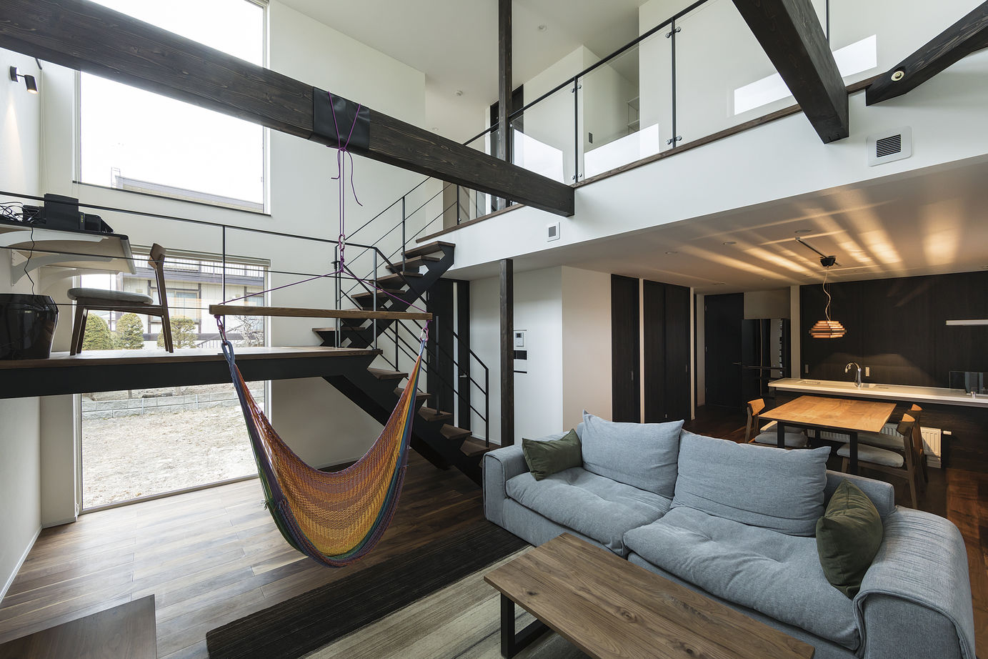バリューホーム 【江別市】吹き抜けにハンモック、どこまでも開放的な二世帯住宅の建築実例画像