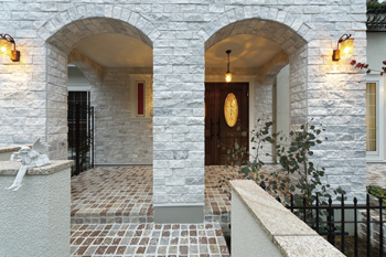 山栄ホーム　リゾートな家　(重量木骨の家) 【長岡京市/4000万円台/駐車場有】無垢材を使った耐震SE構法、断熱に優れた老舗ホテルの様な家の実例の建築実例画像2