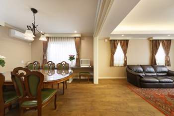 山栄ホーム　リゾートな家　(重量木骨の家) 【長岡京市/4000万円台/駐車場有】無垢材を使った耐震SE構法、断熱に優れた老舗ホテルの様な家の実例の建築実例画像5