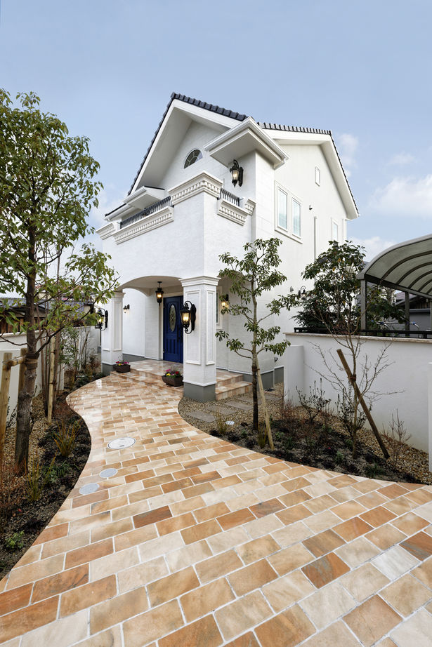 山栄ホーム　リゾートな家　(重量木骨の家) 【京都府向日市/洋風邸宅】洗練美を極めた耐震構法SE構法の邸宅。趣深い赤煉瓦、優美な意匠が憧れを誘うの建築実例画像2