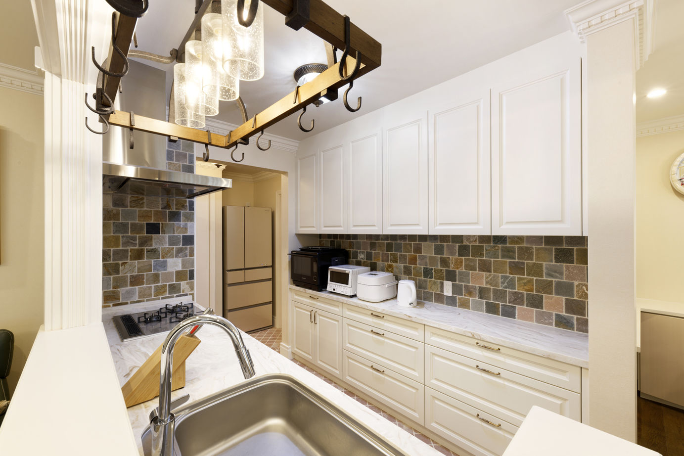 山栄ホーム　リゾートな家　(重量木骨の家) 【京都府向日市/洋風邸宅】洗練美を極めた耐震構法SE構法の邸宅。趣深い赤煉瓦、優美な意匠が憧れを誘うの建築実例画像9