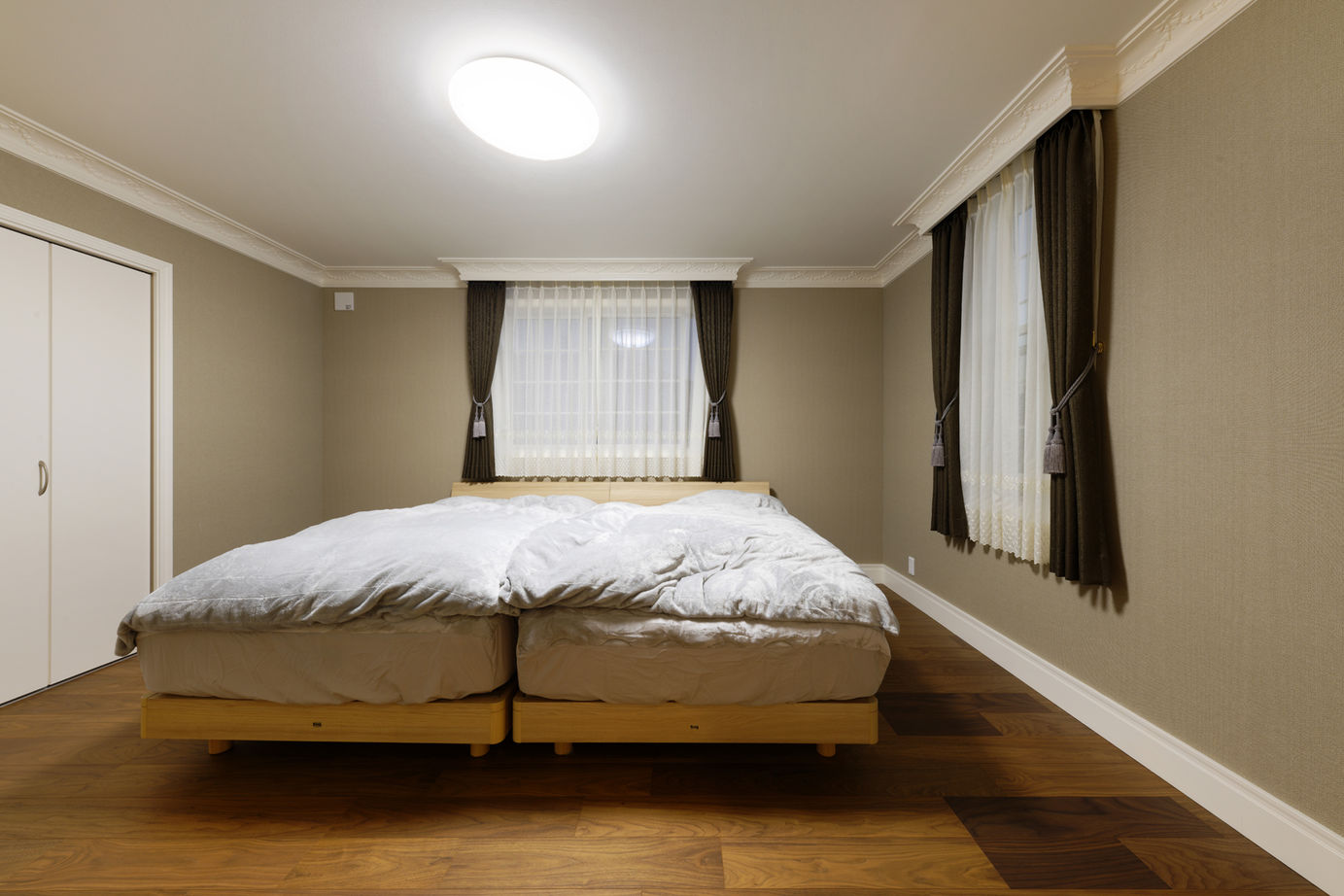 山栄ホーム　リゾートな家　(重量木骨の家) 【京都府向日市/洋風邸宅】洗練美を極めた耐震構法SE構法の邸宅。趣深い赤煉瓦、優美な意匠が憧れを誘うの建築実例画像15