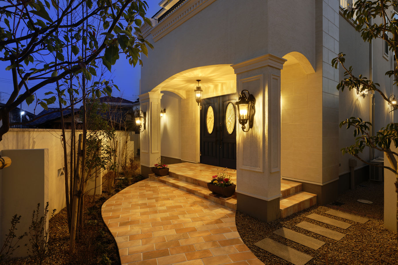 山栄ホーム　リゾートな家　(重量木骨の家) 【京都府向日市/洋風邸宅】洗練美を極めた耐震構法SE構法の邸宅。趣深い赤煉瓦、優美な意匠が憧れを誘うの建築実例画像16