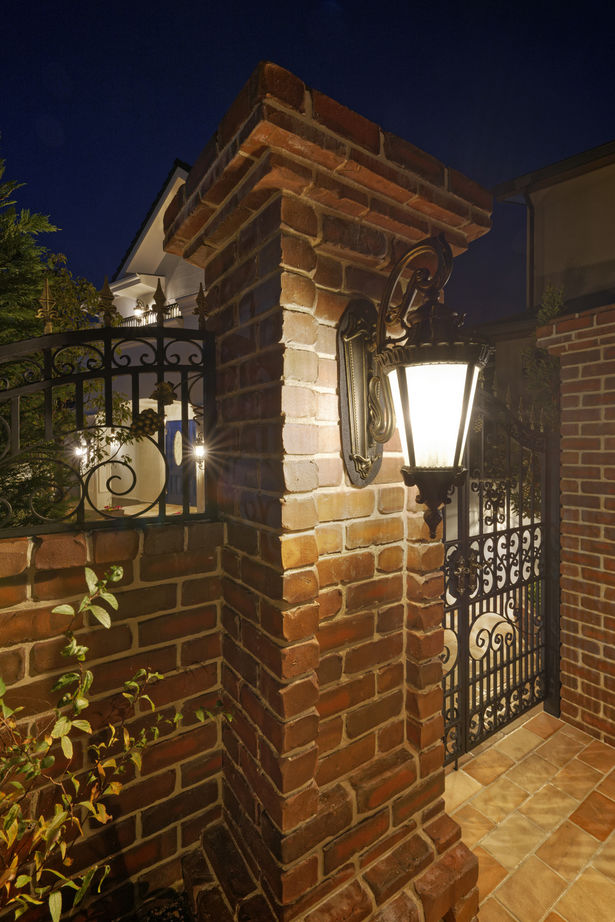 山栄ホーム　リゾートな家　(重量木骨の家) 【京都府向日市/洋風邸宅】洗練美を極めた耐震構法SE構法の邸宅。趣深い赤煉瓦、優美な意匠が憧れを誘うの建築実例画像17