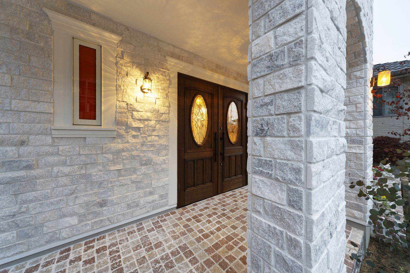 山栄ホーム　リゾートな家　(重量木骨の家) 【京都府長岡京市/4000万円～】老舗ホテルを彷彿させる洋風邸宅。耐震構法SE構法による高断熱で年中快適にの建築実例画像3