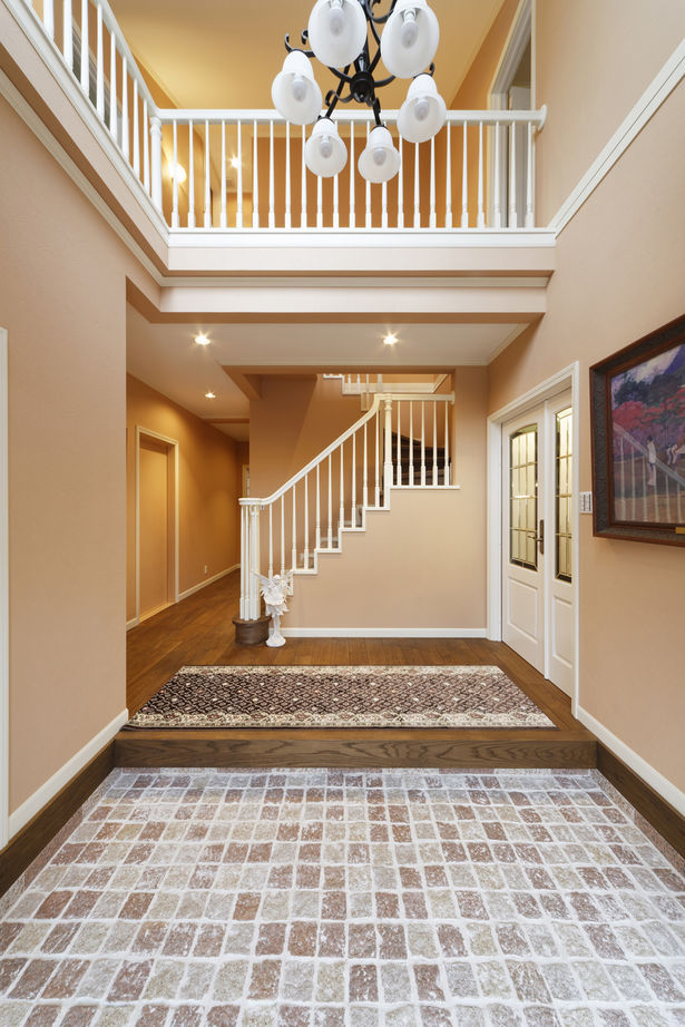 山栄ホーム　リゾートな家　(重量木骨の家) 【京都府長岡京市/4000万円～】老舗ホテルを彷彿させる洋風邸宅。耐震構法SE構法による高断熱で年中快適にの建築実例画像4