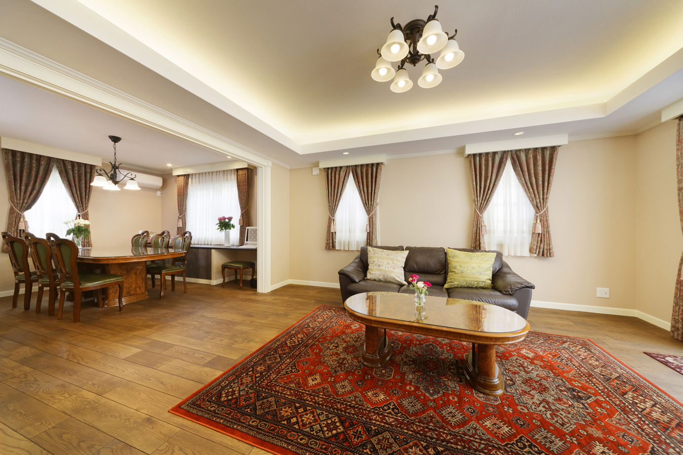 山栄ホーム　リゾートな家　(重量木骨の家) 【京都府長岡京市/4000万円～】老舗ホテルを彷彿させる洋風邸宅。耐震構法SE構法による高断熱で年中快適にの建築実例画像6