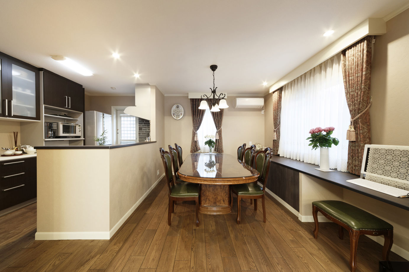 山栄ホーム　リゾートな家　(重量木骨の家) 【京都府長岡京市/4000万円～】老舗ホテルを彷彿させる洋風邸宅。耐震構法SE構法による高断熱で年中快適にの建築実例画像8