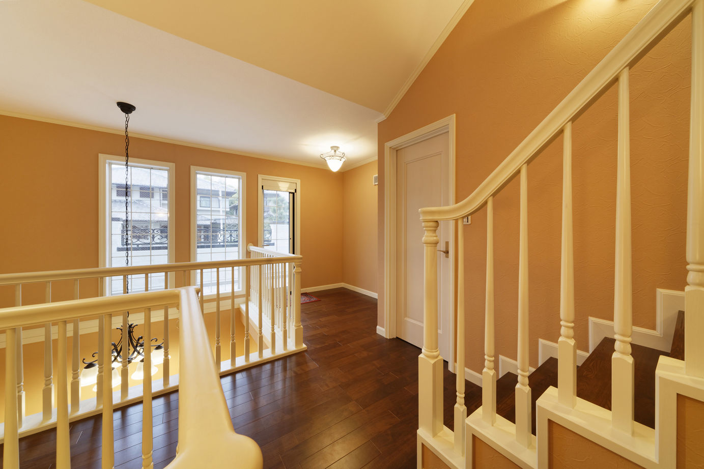 山栄ホーム　リゾートな家　(重量木骨の家) 【京都府長岡京市/4000万円～】老舗ホテルを彷彿させる洋風邸宅。耐震構法SE構法による高断熱で年中快適にの建築実例画像11