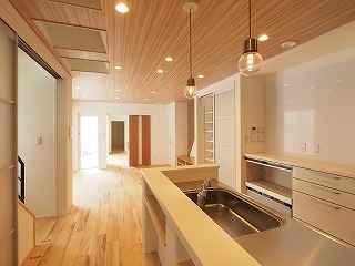 フォルトーナ 細長い立地に広い住空間を創出した、高気密高断熱の温度差が少ない快適な住まいの建築実例画像3