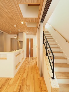 フォルトーナ 細長い立地に広い住空間を創出した、高気密高断熱の温度差が少ない快適な住まいの建築実例画像4