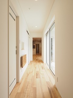 フォルトーナ 細長い立地に広い住空間を創出した、高気密高断熱の温度差が少ない快適な住まいの建築実例画像6