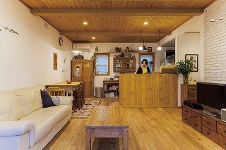 フォルトーナ アンティーク家具がよく似合うノスタルジックな住まいで、木の経年変化を味わいながら過ごす日々の建築実例画像