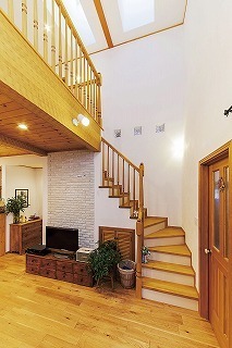 フォルトーナ アンティーク家具がよく似合うノスタルジックな住まいで、木の経年変化を味わいながら過ごす日々の建築実例画像2