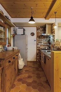 フォルトーナ アンティーク家具がよく似合うノスタルジックな住まいで、木の経年変化を味わいながら過ごす日々の建築実例画像3