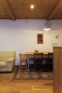 フォルトーナ アンティーク家具がよく似合うノスタルジックな住まいで、木の経年変化を味わいながら過ごす日々の建築実例画像4