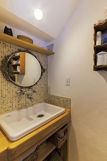 フォルトーナ アンティーク家具がよく似合うノスタルジックな住まいで、木の経年変化を味わいながら過ごす日々の建築実例画像5