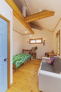 フォルトーナ アンティーク家具がよく似合うノスタルジックな住まいで、木の経年変化を味わいながら過ごす日々の建築実例画像6