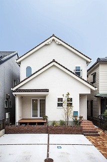 フォルトーナ アンティーク家具がよく似合うノスタルジックな住まいで、木の経年変化を味わいながら過ごす日々の建築実例画像7