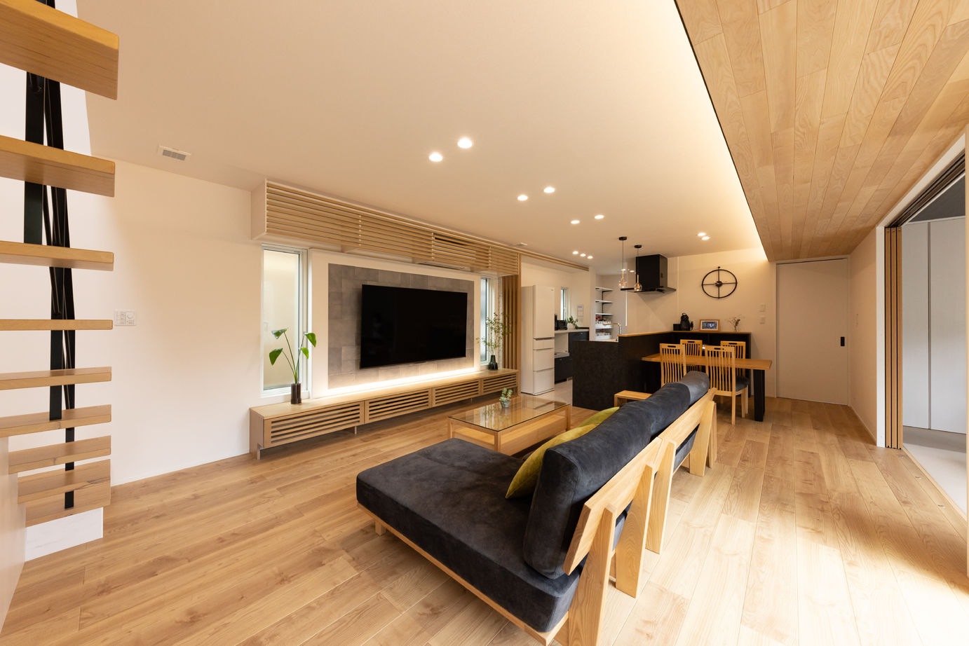 フォルトーナ インナーガレージが目を惹く和モダンの住まい。中庭から陽の光、四季の移ろいを感じるの建築実例画像1