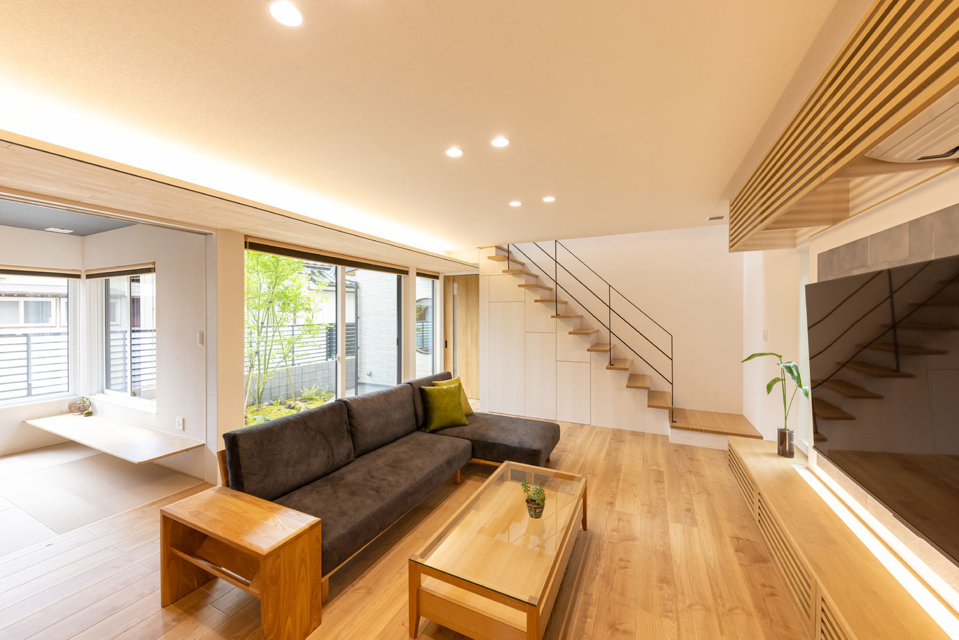 フォルトーナ インナーガレージが目を惹く和モダンの住まい。中庭から陽の光、四季の移ろいを感じるの建築実例画像2