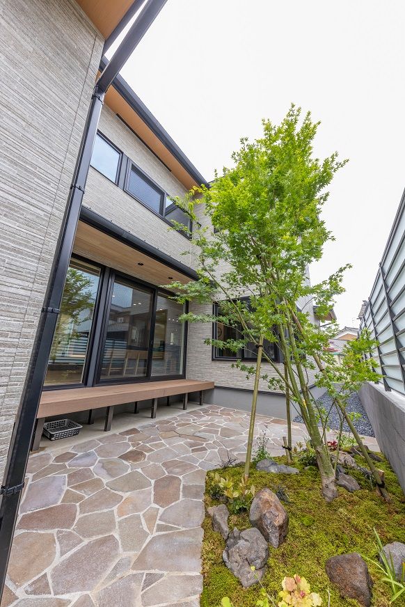 フォルトーナ インナーガレージが目を惹く和モダンの住まい。中庭から陽の光、四季の移ろいを感じるの建築実例画像8